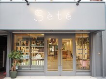セット(Sete)の雰囲気（路面店で明るく入りやすいグレーとピンクが特徴のお店。下北沢）