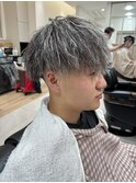 整髪料なしツイストパーマ×ホワイトメッシュ×フェード