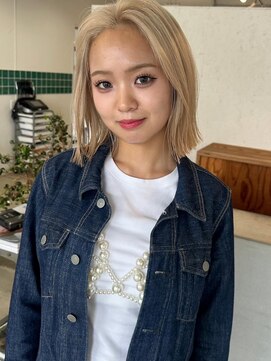 大人可愛い耳だしショートくびれヘアハイトーンカラー