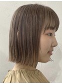 切りっぱなしボブ×ベージュカラー　くすみカラー