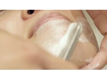 ROOSTこだわりの眉毛カットと肌ケア