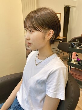 キートス(Kiitos) ○チラッとインナーカラーがお洒落可愛いショートボブ