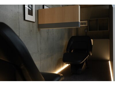 照明を落とした個室の様なリラックスできる作りのシャンプー台。