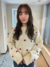 ユヌ(Une) Kotaro 顔周りにアクセントのあるほつれクリアベージュ