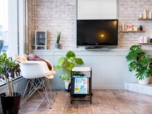 エゾンス(Aisance)の雰囲気（待合にてご家族でYouTubeやお好きな動画を観ながら過ごせます。）