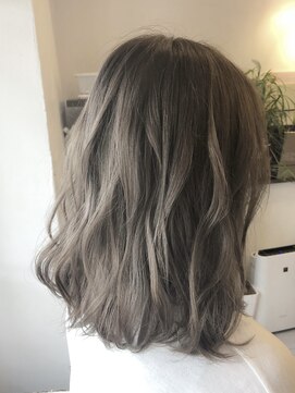 シンパティカ(Simpatica) 〈アッシュベージュ×ふんわりミディ〉