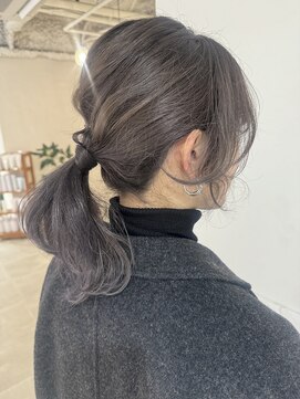 リリィ ヘアデザイン(LiLy hair design) shozu セミロング　ダークグレーアッシュ　ゆるポニー