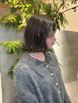 切りっぱなしボブ　ダークオリーブ