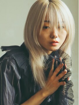 バーノン(VERNON) WHITE SEMILONGwearingFUMIKA_UCHIDA【VERNON】058-262-3611