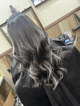 ディー エメ(D-aimer-) 黒×シルバーアッシュのバレイヤージュ系スタイルのエクステ