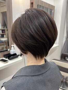 フチュール(Futur)の写真/【口コミ大好評★】スタイルの崩れが気になるショートヘアも美フォルムカットで、スタイリングも楽々♪