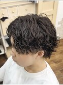 メンズ波巻パーマ　センターパートウルフスパイラルパーマ