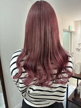 イリ 梅田(ili) ウルフカット　× ピンクラテ