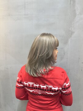 透明感ミルクティーベージュの大人レイヤーミディ