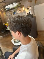 トニコ(toniko)&nbsp;ルーズパーマ×センターパート×刈り上げ×ビジネスヘア