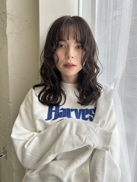 アデ オモテサンドウ(ade omotesando) レイヤーとニュアンスパーマでつくるフェミニンストリート