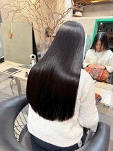 オイル成分配合の縮毛矯正。ダメージに配慮しながら柔らかく自然なストレートへ