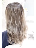 ハイライト×ハイトーングレージュこなれヘア無造作ウェーブ