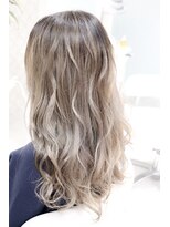 ジウ 上通り(JIU)&nbsp;ハイライト×ハイトーングレージュこなれヘア無造作ウェーブ