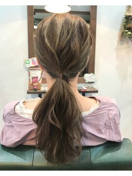 キャンバスヘアープロデュース(canvas hair produce) アッシュベージュのラフポニーテール