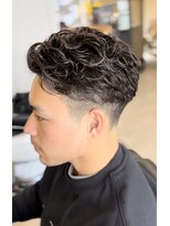 フランクスバーバーリザーブ 人形町店(FRANK’S BARBER RESERVE) かき上げパーマフェードスタイル y