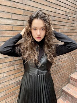 ヴァージ(Verge) レイヤーカット/ウェーブパーマ/前髪/こなれミディ[代官山駅]