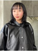 ミディアムレイヤー　ウルフカット　ふんわり　黒髪