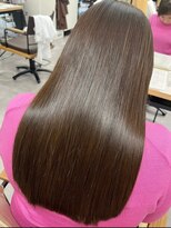 カミエ(kamie)&nbsp;セミロングのブラウンカラー × 柔らかい質感に仕上げる