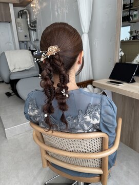 ティアレ(Tiare) ポニーテール×ツイン編みおろし