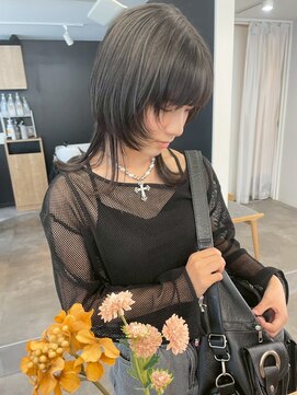 ミュラ(mulah) ロングレイヤーウルフカット*艶髪ダークカラーアッシュグレー