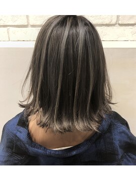 トルネード(TORNADO) 外国人風ボブ ハイライト 暗髪グレージュ　白髪ぼかし