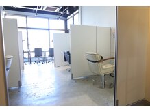 お席は半個室で周りのお客様を気にせずに施術を受けれます。