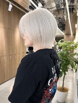ダーツサンジョウ(DARTS sanjyo)&nbsp;ホワイトカラー×丸みショートボブ