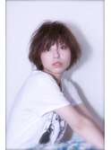 アッシュ系カラーでくっしゅっと仕上げるショートボブ