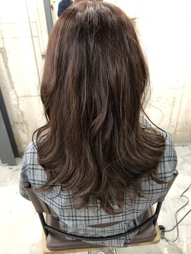 テラ(terra) 秋に向けて、ゆる巻きピンクベージュスタイル。