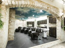 シャンプー台は最高級のレザーを使いフルフラットで寝る態勢でゆったりくつろげます【府中/髪質改善】