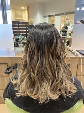 ヘアサロン アウラ(hair salon aura) ミルクティーベージュのグラデーションカラー