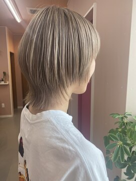 オギノ(ogino) ウルフカット×ホワイトベージュカラー