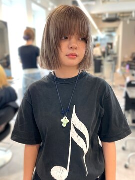 シティ(sity.) ホワイトベージュ ブリーチカラー ショートヘア 顔周りレイヤー