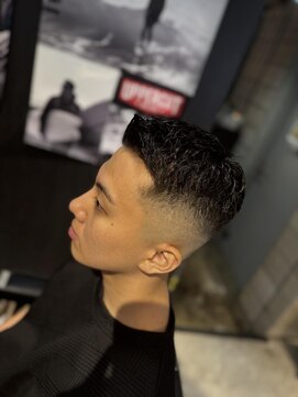 フランクスバーバー アンド ビアークラブ(FRANK'S BARBER and BEER CLUB) 刈り上げセンターパート/フェザーパーマ/サーフカール/有楽町