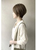 頭の形を綺麗に見せる丸みマッシュショート × 柔らかベージュ