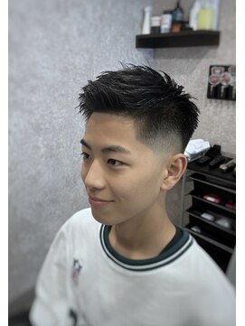 キタセンジュバーバー バイ ティーズ(KITASENJU BARBER by T's) フェザーアップ×スキンフェード