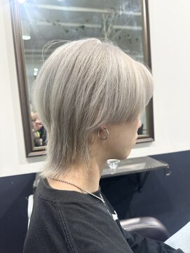 イリ 梅田(ili) 【kento限定カラー】ホワイトシルバー/ウルフカット