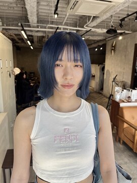 エラ(ere) ウルフボブ　顔まわりレイヤー　ボブ　ブルー　切りっぱなし