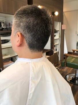 カット プラス ワン(Cut Plus One) 白髪が目立たないようにナチュラル刈り上げスタイル！