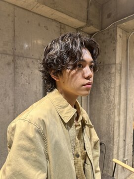 キュー(Cue_) 無造作カーリーパーマのセンターパートスタイル　3【影山】