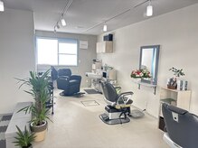 髪処イヤシロチの雰囲気（白を基調としたシンプルで落ち着いた雰囲気の店内です。）