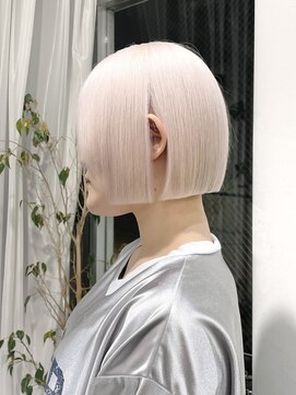 ジーナ オモテサンドウ(XENA) ホワイトカラー×切りっぱなしボブ×ミニボブ×ケアブリーチ