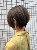 ショートヘア　明るい白髪　白髪ぼかし　ハイライト