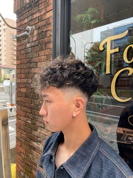 フォーコーナーズ(Four Corners) フェードパーマ